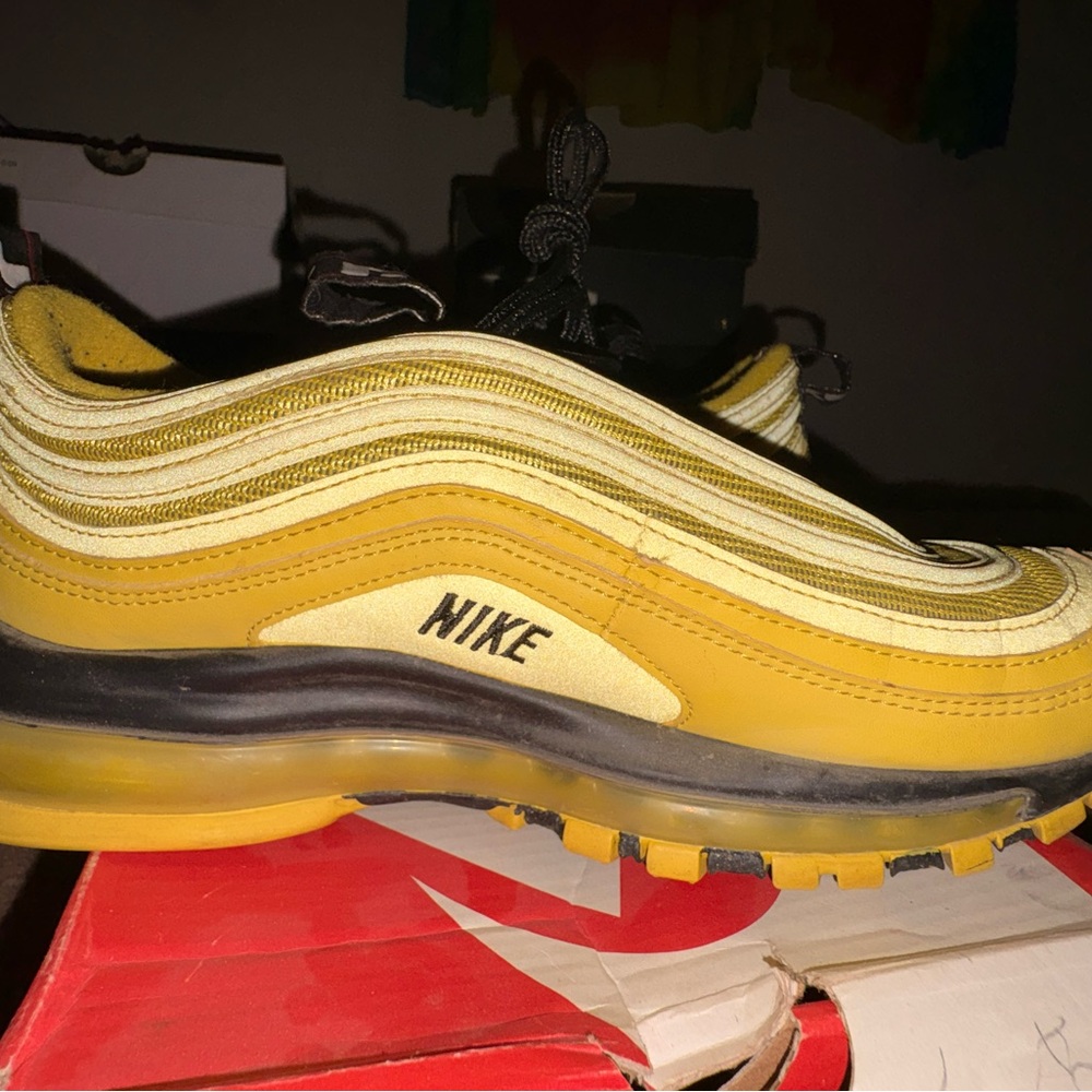 Nike Men’s Yellow and Black Air Max Style Sneaker